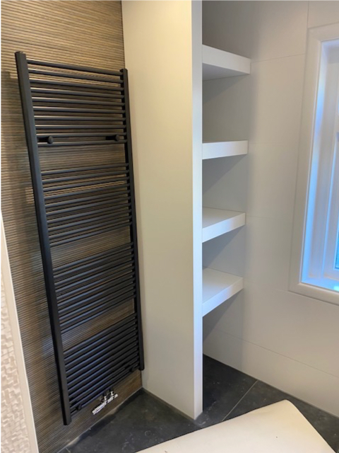 Badkamer met maatwerkkast en design radiator